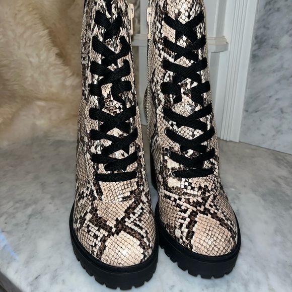 New! Steve Madden Latch Lace-Up Hiker Booties in Tan Snake Various sizes - Picture 9 of 9